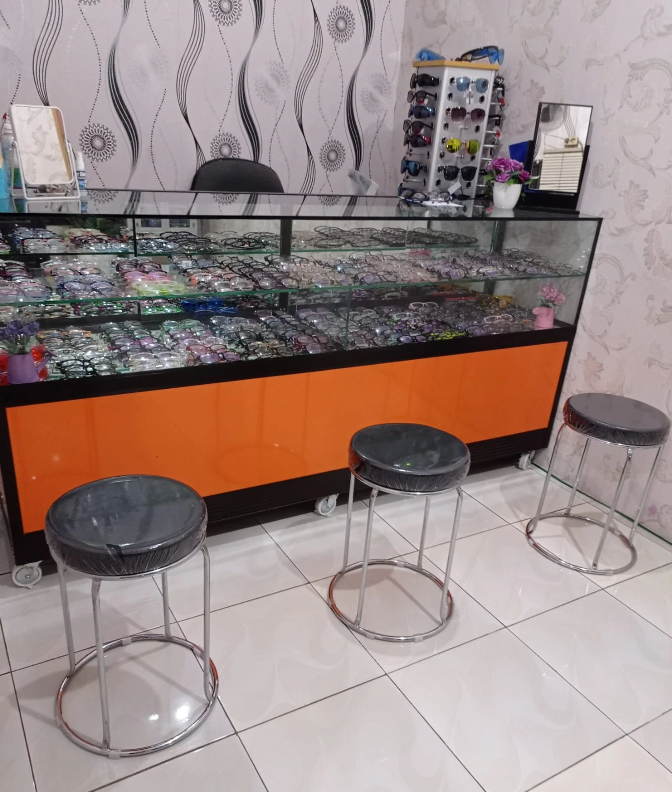 Etalase kacamata di toko Mega Optik Perum Mega Regency